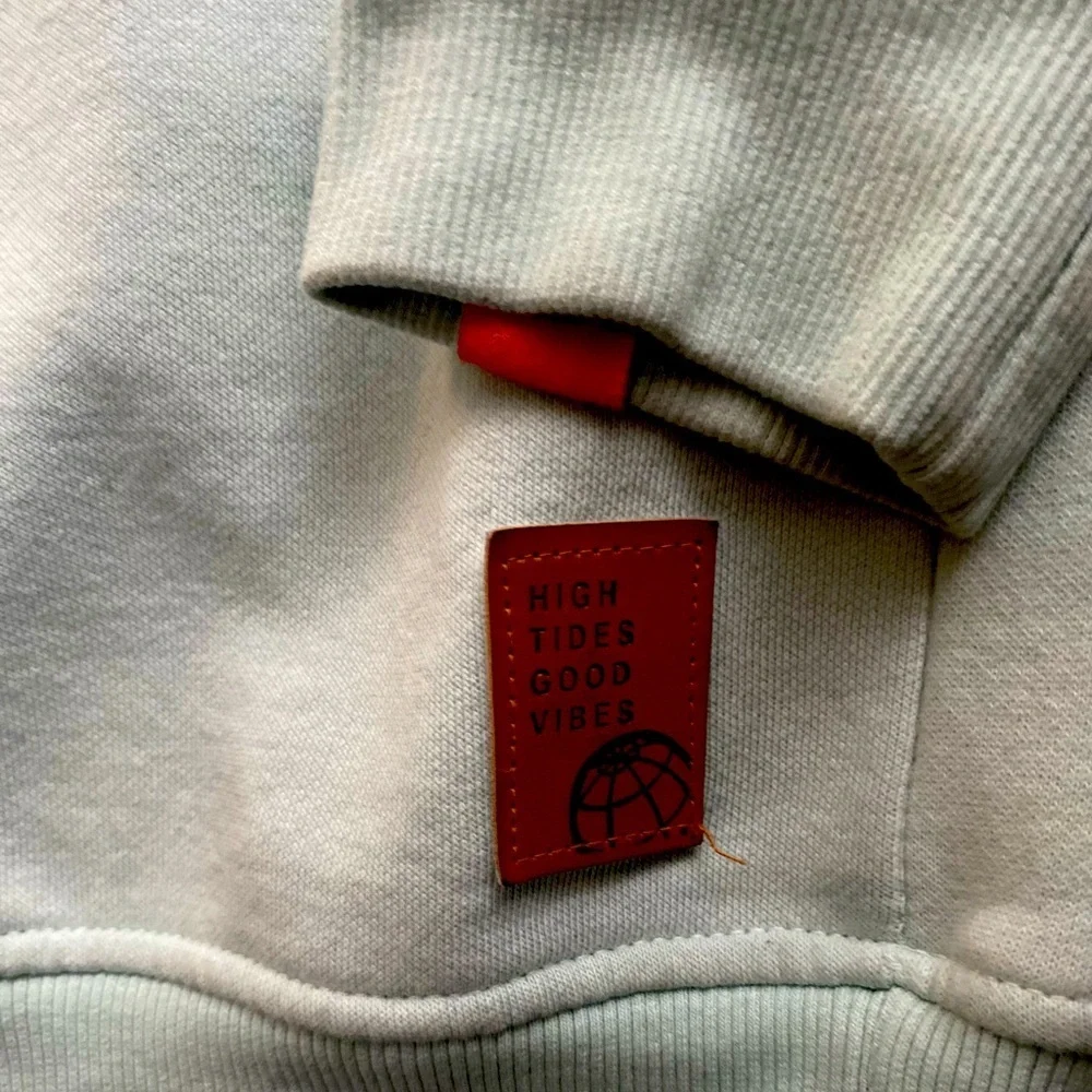 FREE PLANET-CATCHING WAVES-MENS SIZE MEDIUM SWEATSHIRT - Picture 3 of 9